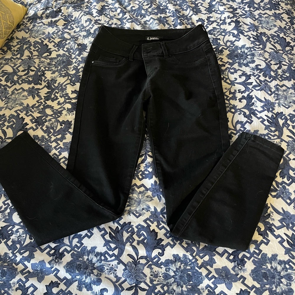 2 Black mid rise wash d. jeans size 4 Stretch fabic, skinny. 27waist,28 length.